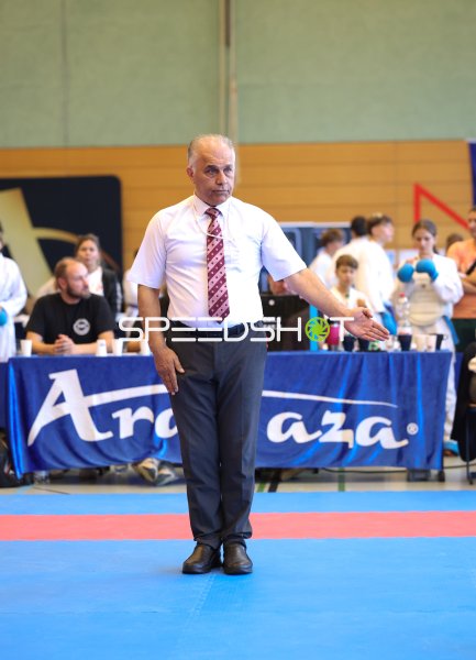 Kampfrichter gibt Signal auf der Karate-Wettkampffläche in Eckernförde
