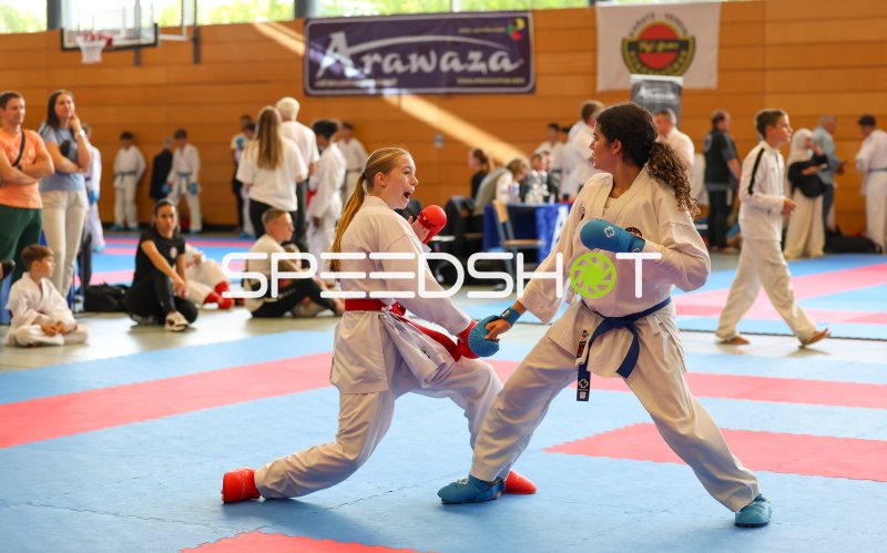 Karate-Kumite: Zwei Athletinnen im intensiven Zweikampf in Eckernförde