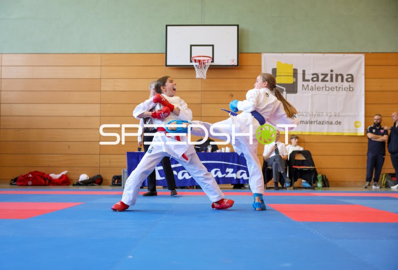 Kumite-Duell zweier Mädchen beim Karate-Wettkampf in Eckernförde
