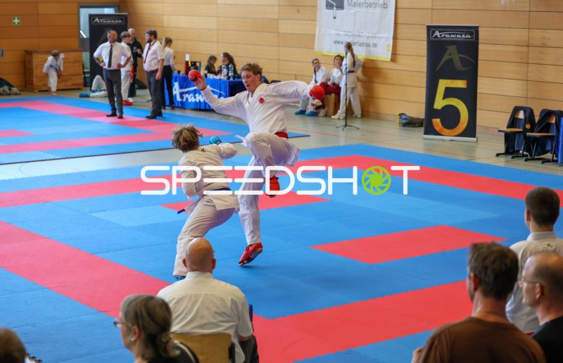Karate-Kumite: Dynamischer Tritt-Angriff beim Turnier in Eckernförde