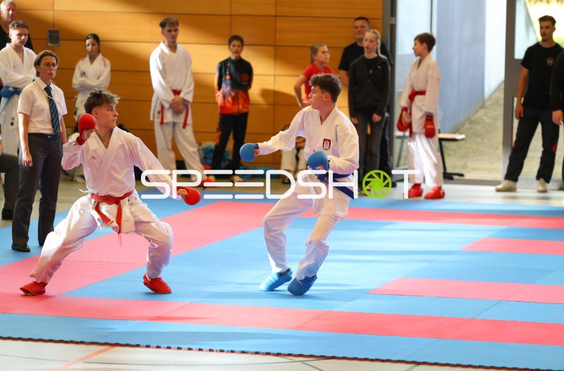 Kumite-Duell zweier Jugendlicher beim Karate-Turnier in Eckernförde