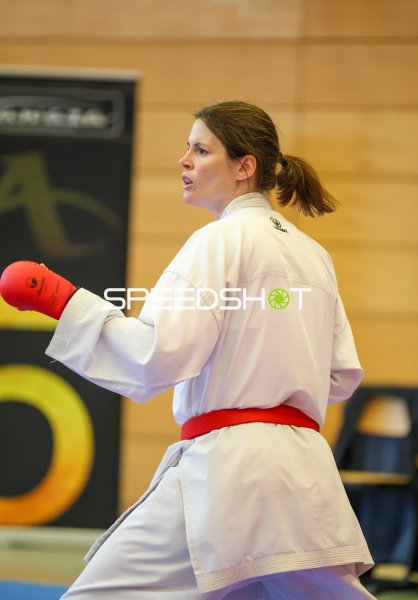 Karateka im weißen Gi mit rotem Gürtel bei Kumite-Aktion in Eckernförde