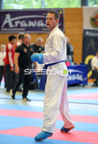 Karateka im weißen Gi mit blauem Gürtel beim Kumite in Eckernförde