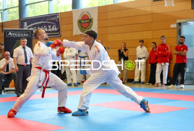 Karate-Kumite: Zwei Athleten im Zweikampf beim Turnier in Eckernförde