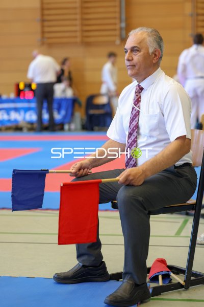 Kampfrichter mit roten und blauen Flaggen beim Karate-Wettkampf in Eckernförde