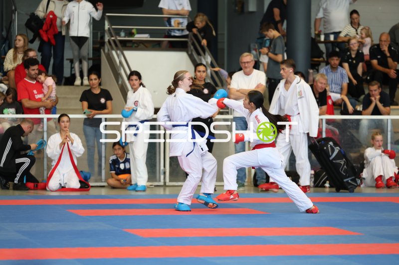 Karate-Kumite: Zwei Kämpferinnen im Zweikampf beim Turnier in Eckernförde