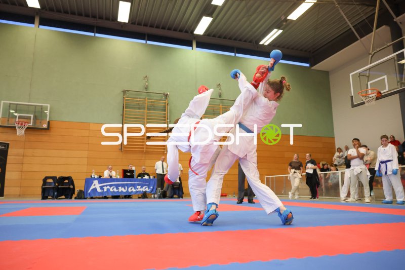 Karate-Kumite: Dynamischer Tritt-Angriff beim Turnier in Eckernförde