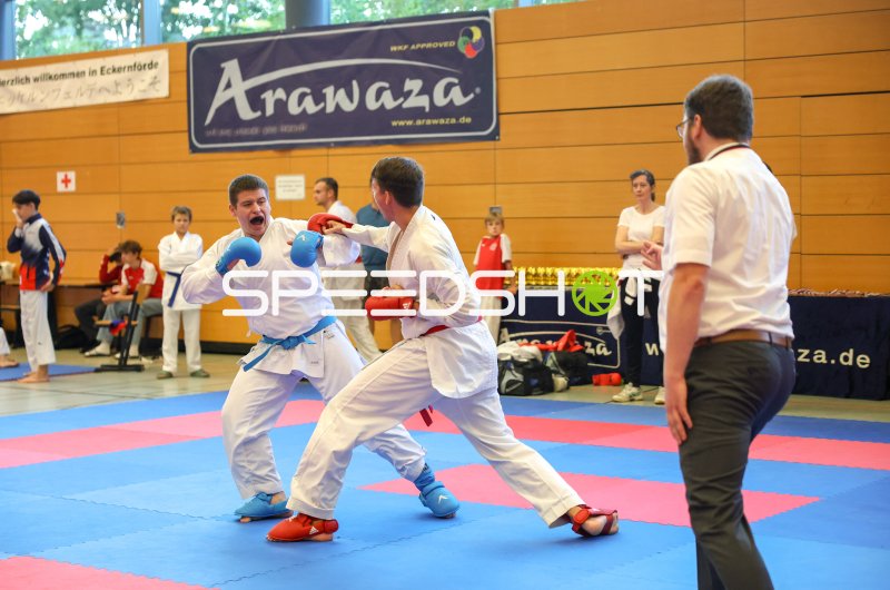 Intensiver Kumite-Zweikampf beim Karate-Turnier in Eckernförde