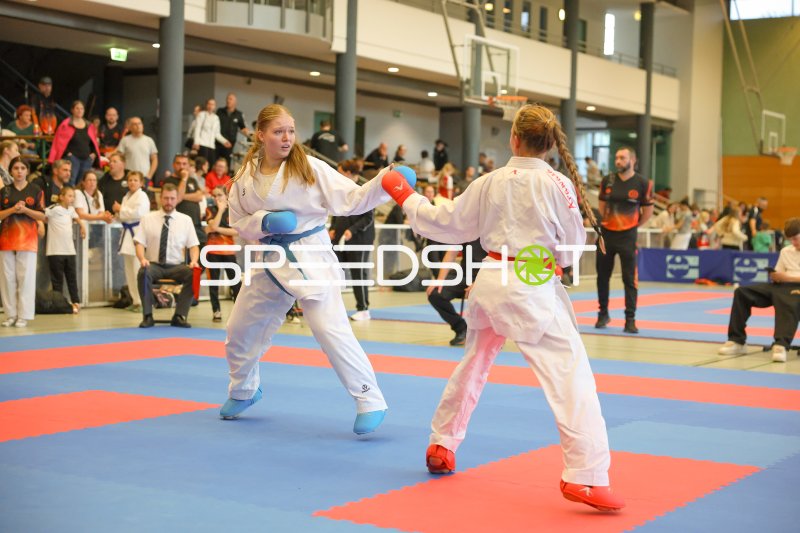 Karate-Kumite: Zwei Athletinnen im Zweikampf in Eckernförde