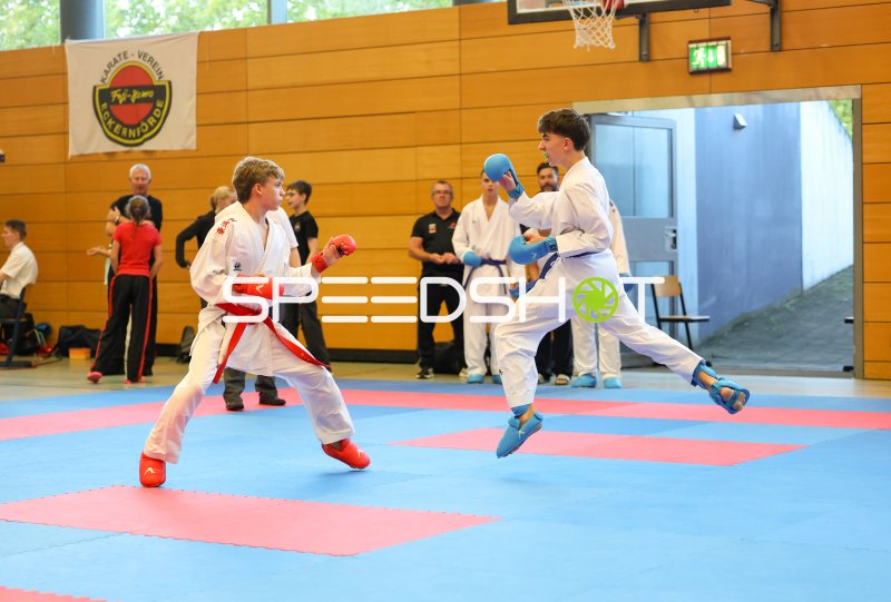Karate-Kumite: Zwei Jugendliche im Zweikampf beim Turnier in Eckernförde