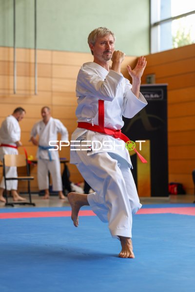 Karateka mit rotem Gürtel führt Kata-Technik in Eckernförde aus