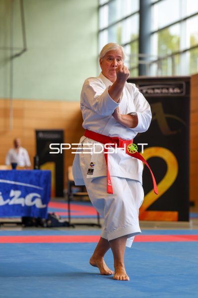 Karateka mit rotem Gürtel führt Kata-Technik in Eckernförde aus