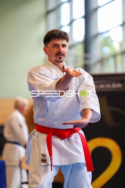 Karateka mit rotem Gürtel bei Kata-Ausführung in Eckernförde