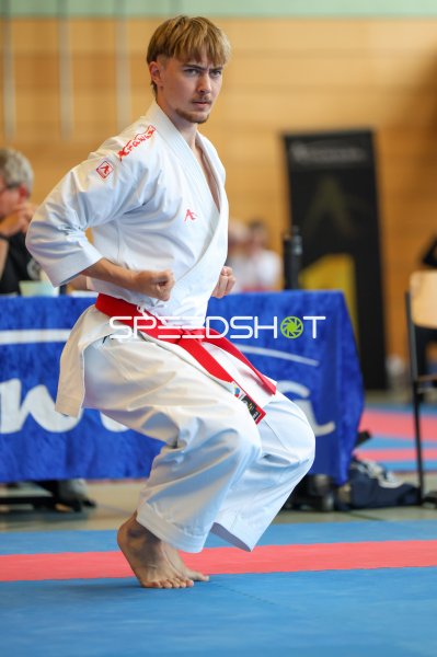 Karateka in Kata-Ausführung auf der Wettkampffläche in Eckernförde