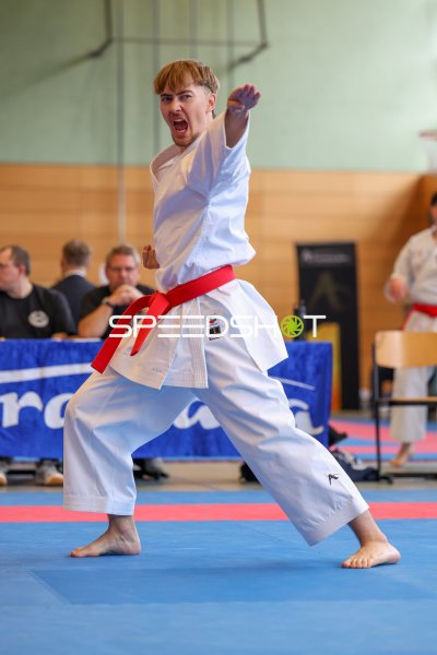 Karateka mit rotem Gürtel bei intensiver Kata-Ausführung in Eckernförde