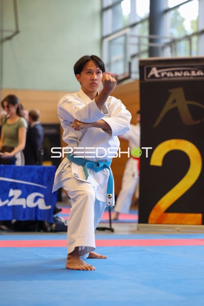 Karateka mit blauem Gürtel in Kata-Pose beim Turnier in Eckernförde