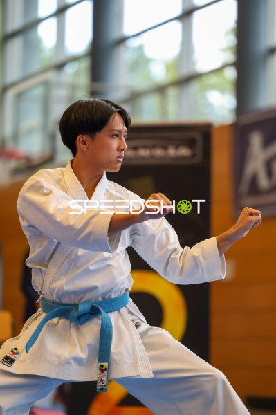 Karateka im weißen Gi bei Kata-Ausführung in Eckernförde