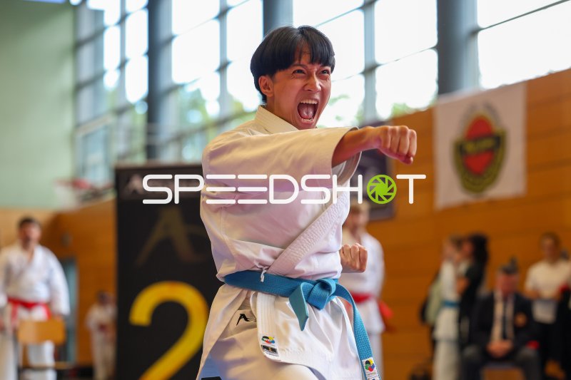 Karateka mit blauem Gürtel bei kraftvollem Schlag in Eckernförde