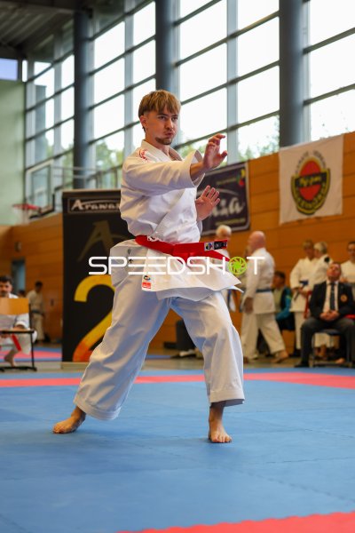 Karateka in Kata-Ausführung auf der Wettkampffläche in Eckernförde
