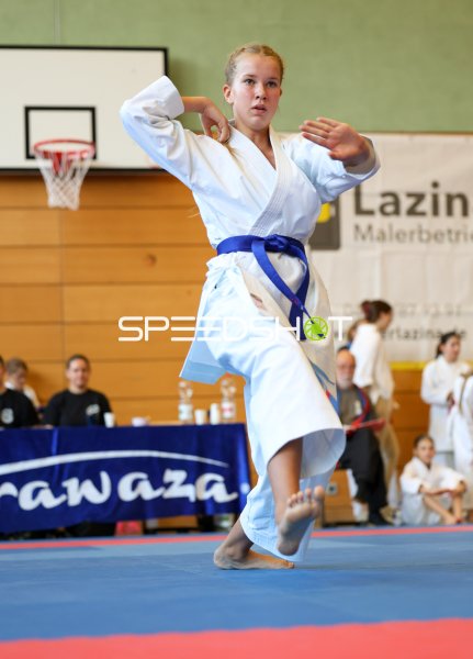 Karateka mit blauem Gürtel bei Kata-Ausführung in Eckernförde