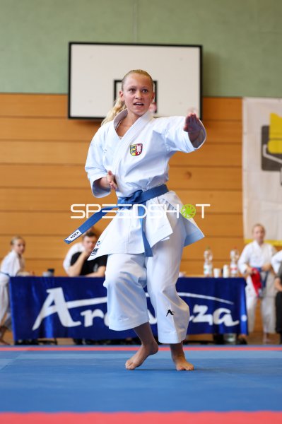 Karateka mit blauem Gürtel bei Kata-Vorführung in Eckernförde