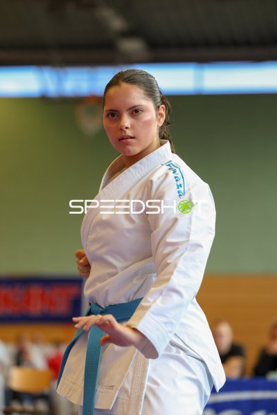 Karateka im weißen Gi mit blauem Gürtel beim Turnier in Eckernförde