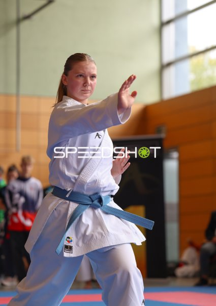 Karateka mit blauem Gürtel bei Kata-Ausführung in Eckernförde