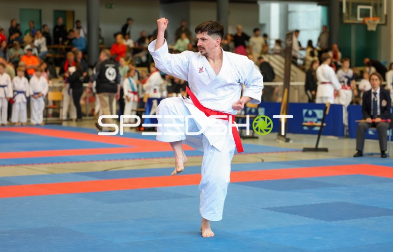 Karateka mit rotem Gürtel führt Kata-Technik bei Turnier in Eckernförde aus