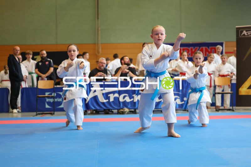 Kinder-Kata-Gruppe beim Karate-Wettkampf in Eckernförde