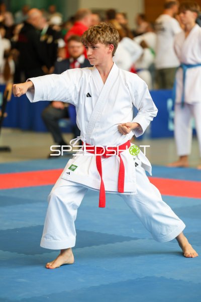 Karate-Kata-Wettkampf in Eckernförde – Jugendlicher in Turnierpositur