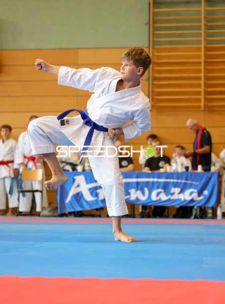 Karate-Nachwuchs bei dynamischer Kata-Ausführung in Eckernförde