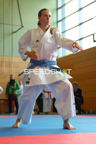 Karateka in Kata-Ausführung mit blauem Gürtel in Eckernförde