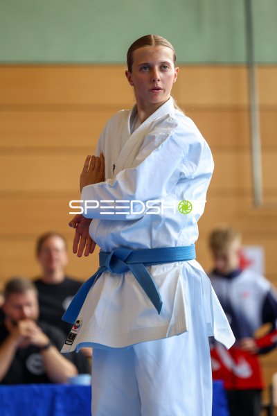 Karateka im weißen Gi mit blauem Gürtel bei Kata-Ausführung in Eckernförde