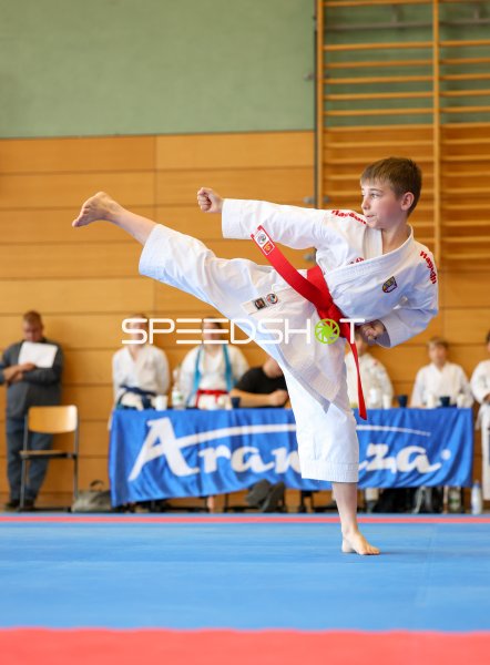 Karate-Nachwuchs beim Hochkick in Eckernförde