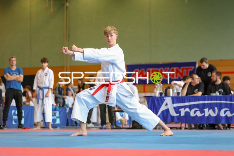 Karateka im weißen Gi führt Kata-Technik beim Turnier in Eckernförde aus