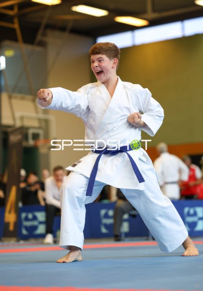 Karateka mit blauem Gürtel bei kraftvoller Kata-Ausführung in Eckernförde