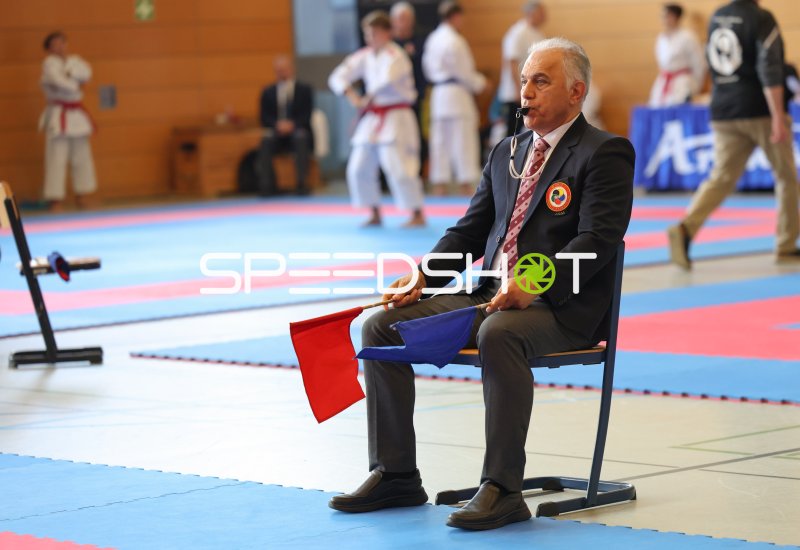 Karate-Kampfrichter mit Flaggen und Pfeife beim Wettkampf in Eckernförde