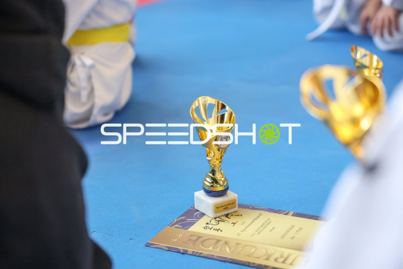 Goldpokal und Urkunde beim Sprottenwettkampf 2026 in Eckernförde