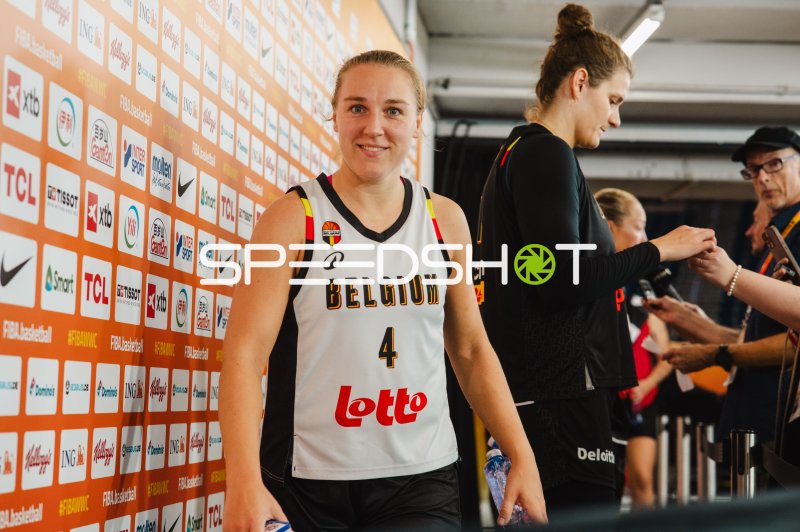 Elise Ramette (#4; Belgium) vor der FIBA-Pressebackdrop in Berlin