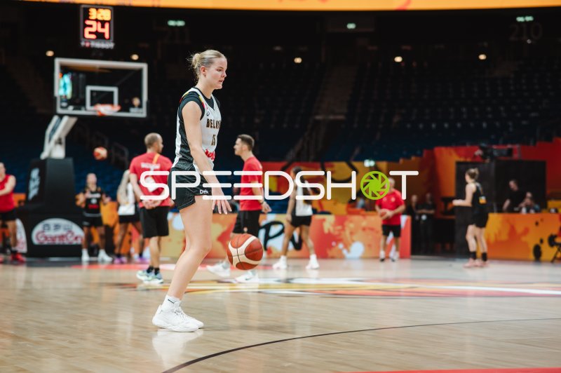 Becky Massey (Belgium) beim Aufwärmen in der Uber Arena Berlin