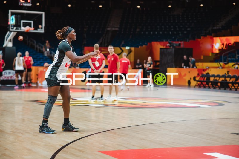 Kyara Linskens (#13; Belgium) beim Aufwärmen in der Uber Arena Berlin