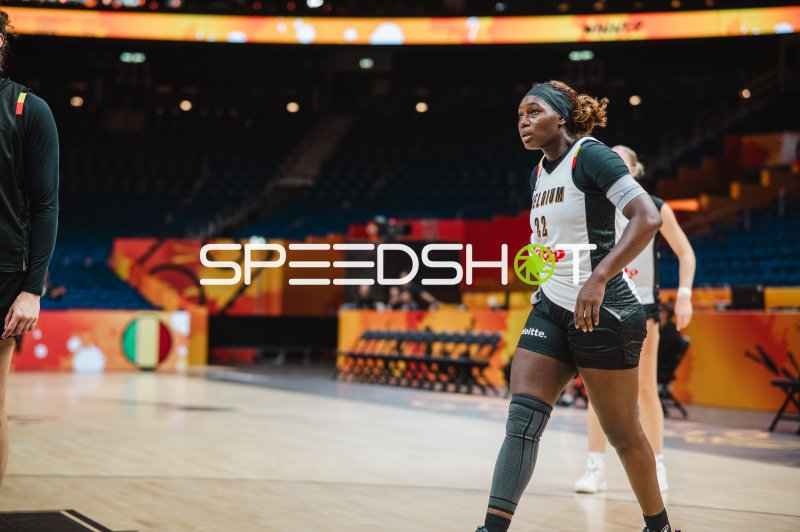 Bethy Mununga (#22; Belgium) beim Aufwärmen in der Uber Arena Berlin