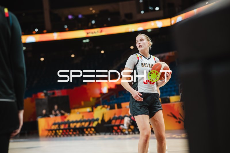 Nastja Claessens (Belgium) mit Ball in der Uber Arena Berlin