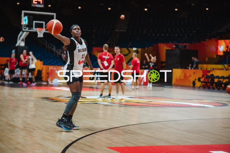 Bethy Mununga (#23; Belgium) beim Aufwärmen in der Uber Arena Berlin