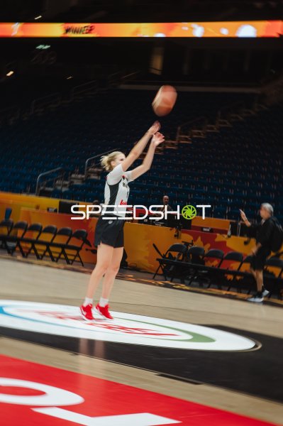 Kyara Linskens (#13; Belgium) beim Wurfversuch in der Uber Arena