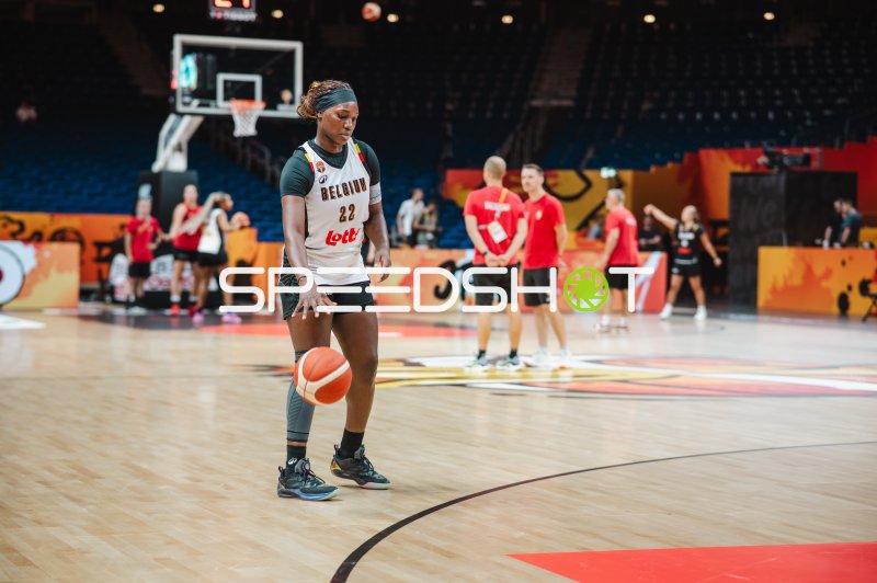Bethy Mununga (#22; Belgium) beim Aufwärmen in der Uber Arena Berlin