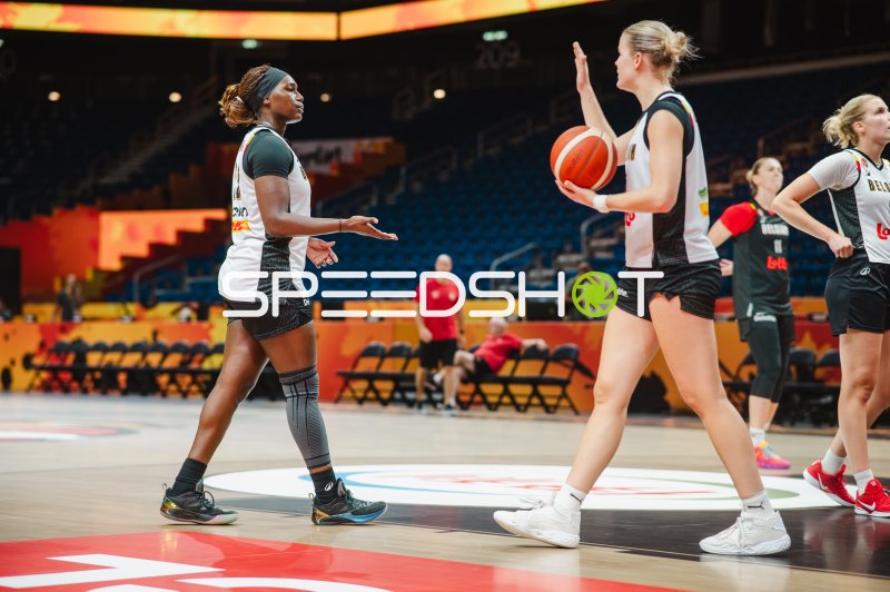 Bethy Mununga und Kyara Linskens (#13; Belgium) beim Aufwärmen in der Uber Arena