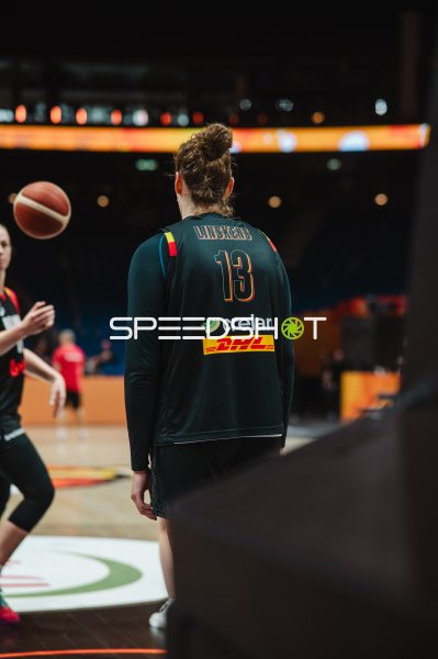 Kyara Linskens (#13; Belgium) beim Aufwärmen in der Uber Arena