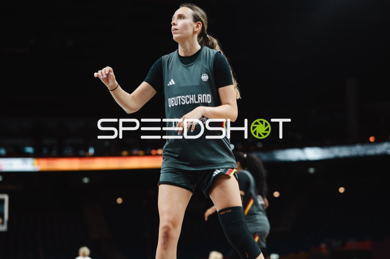 Emily Bessoir (#22; Deutschland) beim Aufwärmen in der Uber Arena