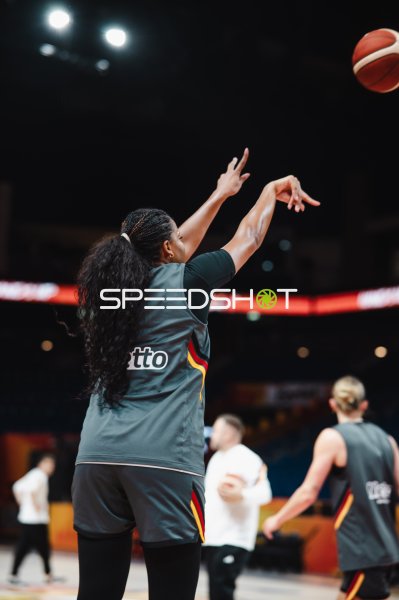 Deutschland-Spielerin beim Wurf im Aufwärmen in der Uber Arena